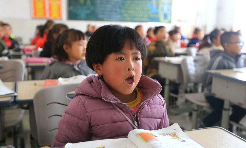 河南某小學(xué)兩名老師被調(diào)走，校長請村民來代課，家長顧慮重重