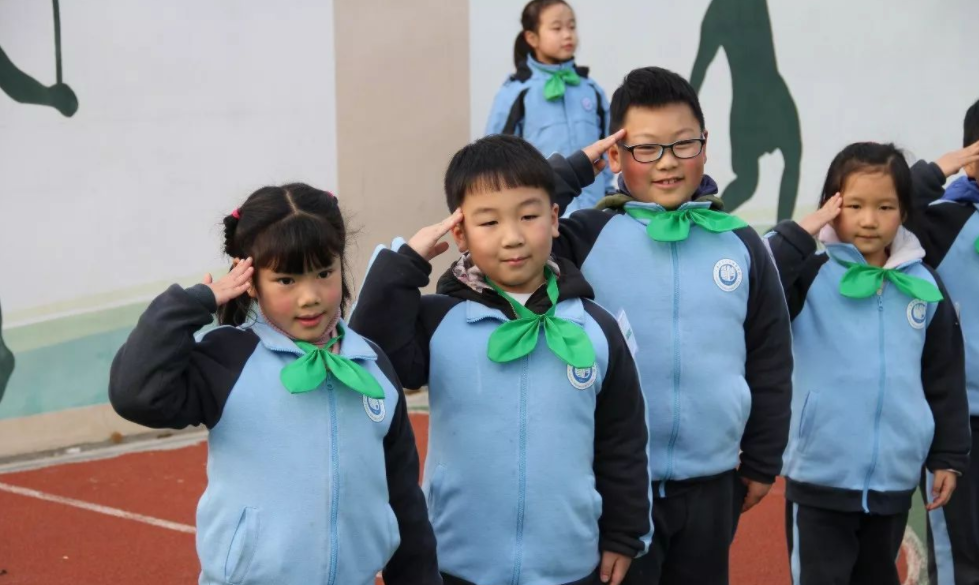 牛奶不讓入校，兩學(xué)生無(wú)奈在校門(mén)口喝整箱，“學(xué)生版泰”引爭(zhēng)議