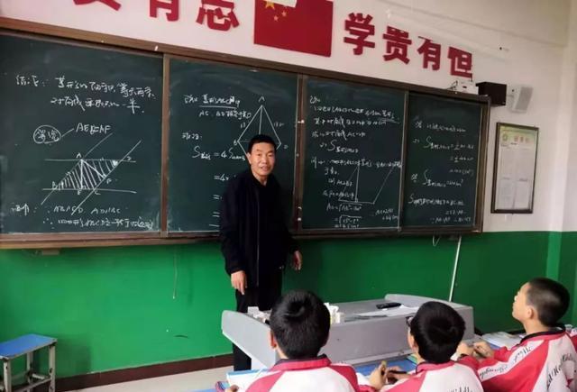 一下班就關(guān)機(jī)，你配當(dāng)老師嗎？家長(zhǎng)的無(wú)理取鬧折射出教師的卑微