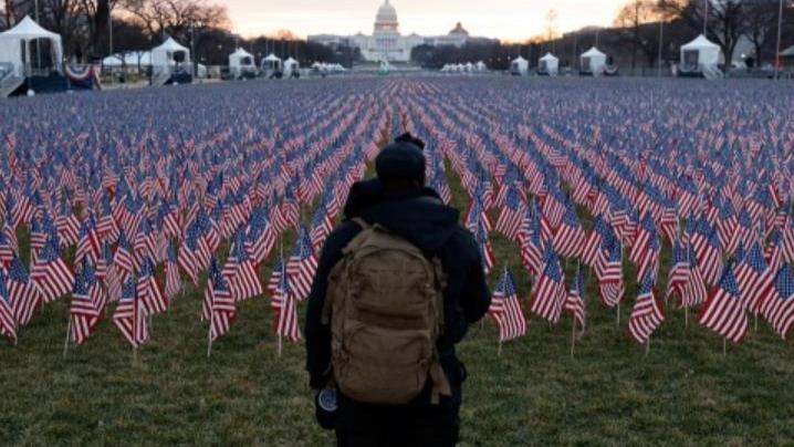 每500人就有一人因新冠死亡，美國深陷疫情，竟沒有官員被問責