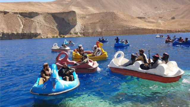 英國記者發(fā)“塔利班士兵在阿富汗湖上坐腳踏船”照片，網(wǎng)友驚了