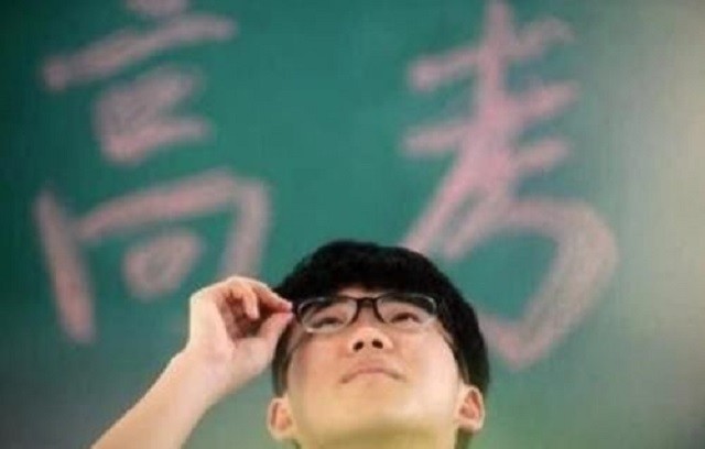 少年盜走高考試卷，國(guó)家立即更換超難備用卷，入獄的他仍考了一本