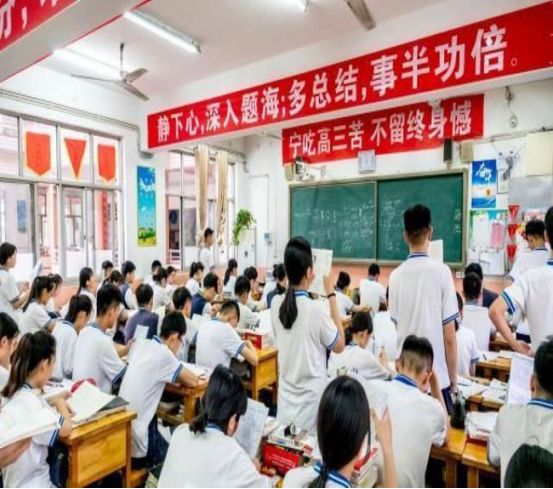 18年前，楊博為高考偷走試卷熟記答案，進考場看到題目后卻傻眼了