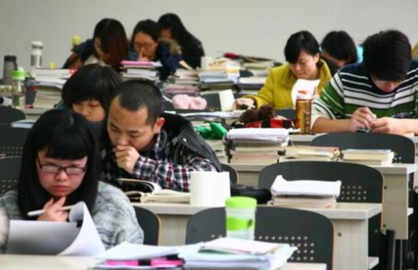 從單科25分逆襲稱學(xué)霸，多門科目滿分保送清華，用的最多的是教材