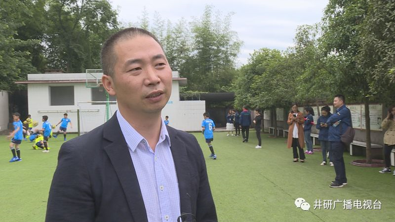 愛心人士到井研捐資助學(xué)、捐建校園足球場(chǎng)