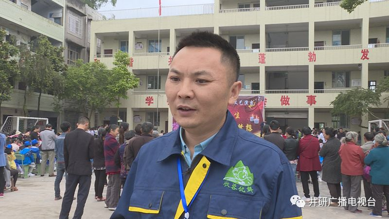 愛心人士到井研捐資助學(xué)、捐建校園足球場(chǎng)