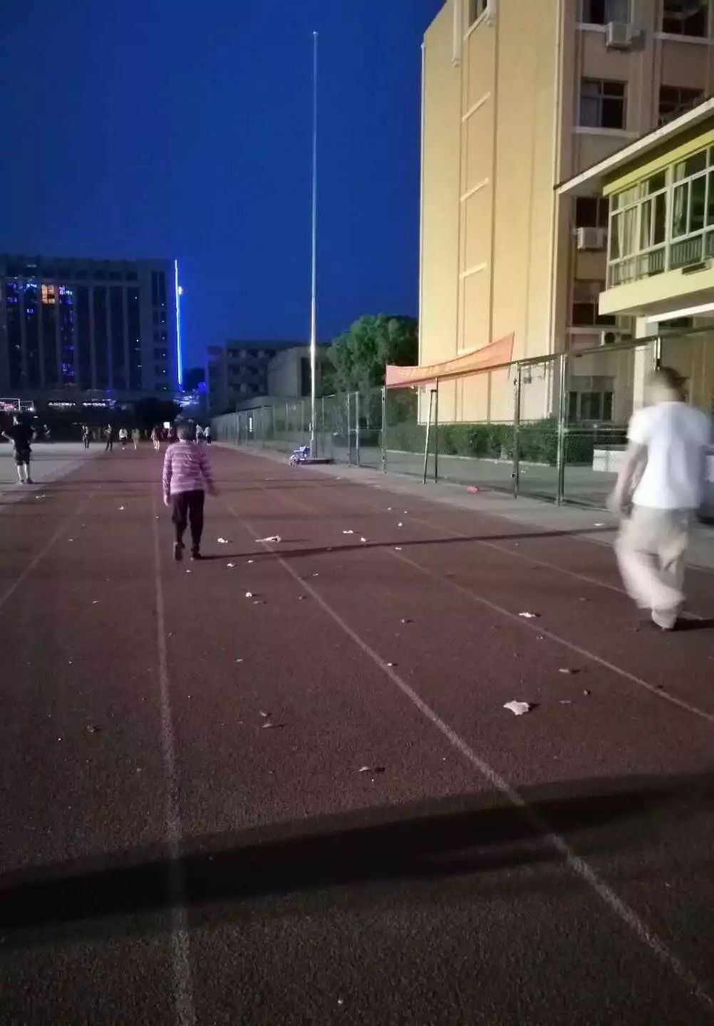 9所符合條件的城區(qū)學(xué)校的體育場地全部向社會開放。