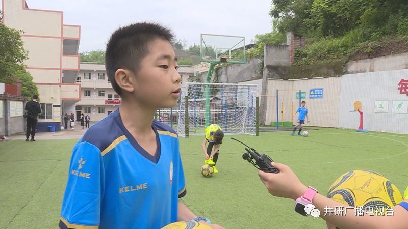 愛心人士到井研捐資助學(xué)、捐建校園足球場(chǎng)