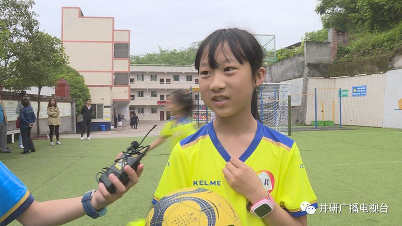 愛心人士到井研捐資助學(xué)、捐建校園足球場(chǎng)