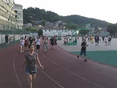 9所符合條件的城區(qū)學(xué)校的體育場地全部向社會開放