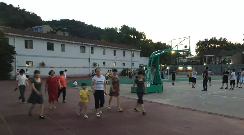 9所符合條件的城區(qū)學(xué)校的體育場地全部向社會開放。