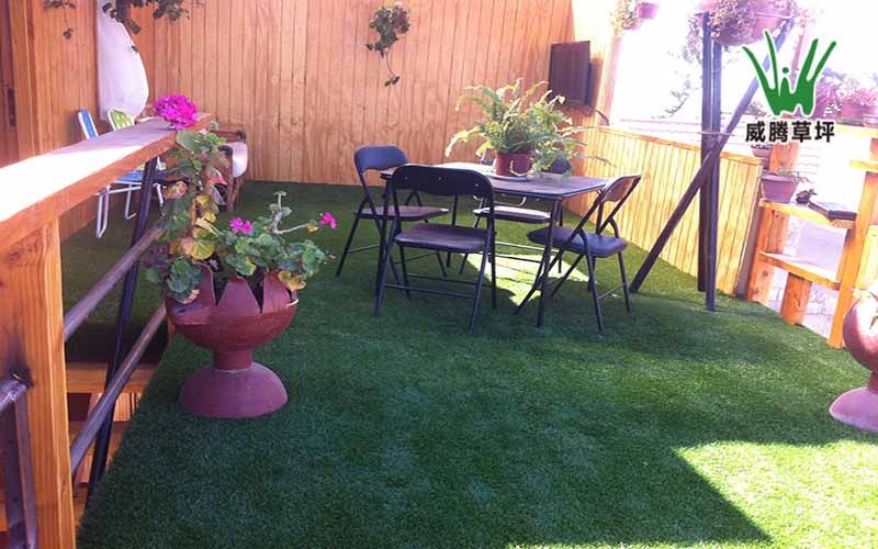 陽臺(tái)裝修效果圖-人工草皮花園