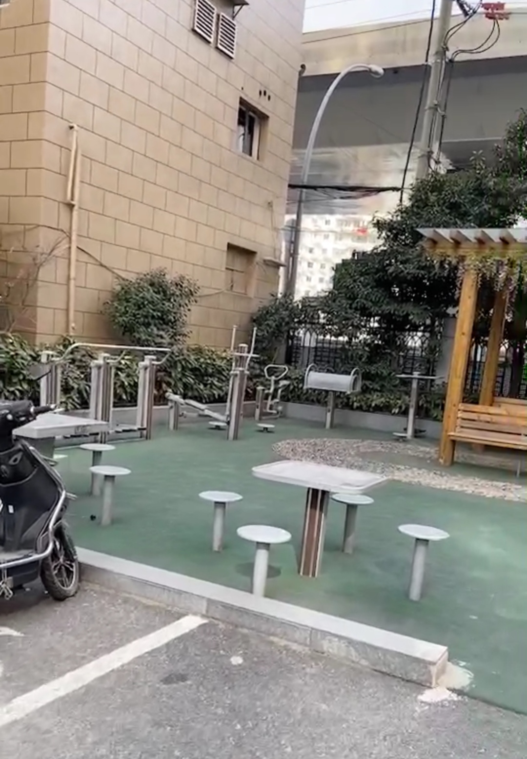  靜安區(qū)北站街道三生里居委健身點（西藏北路225弄）