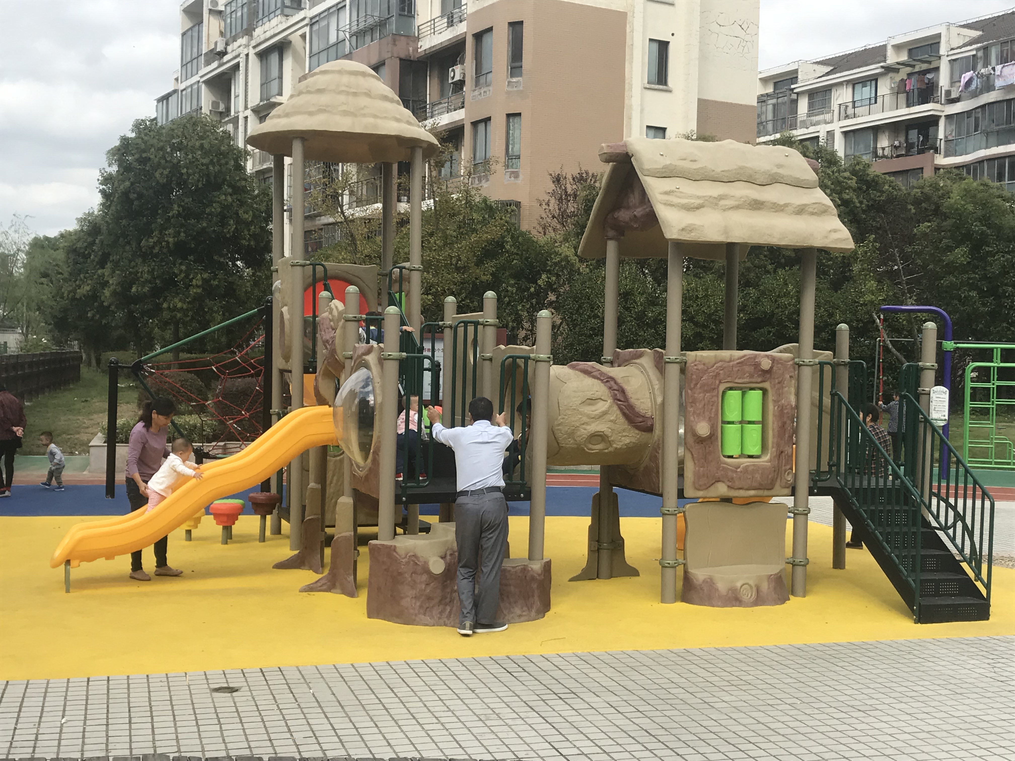 金碧居委法治廣場益智健身苑點(diǎn)