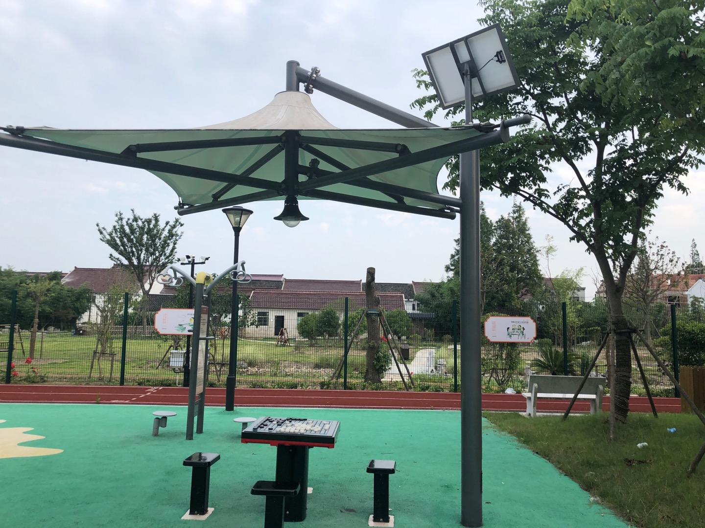 太陽能燈光遮陽棚