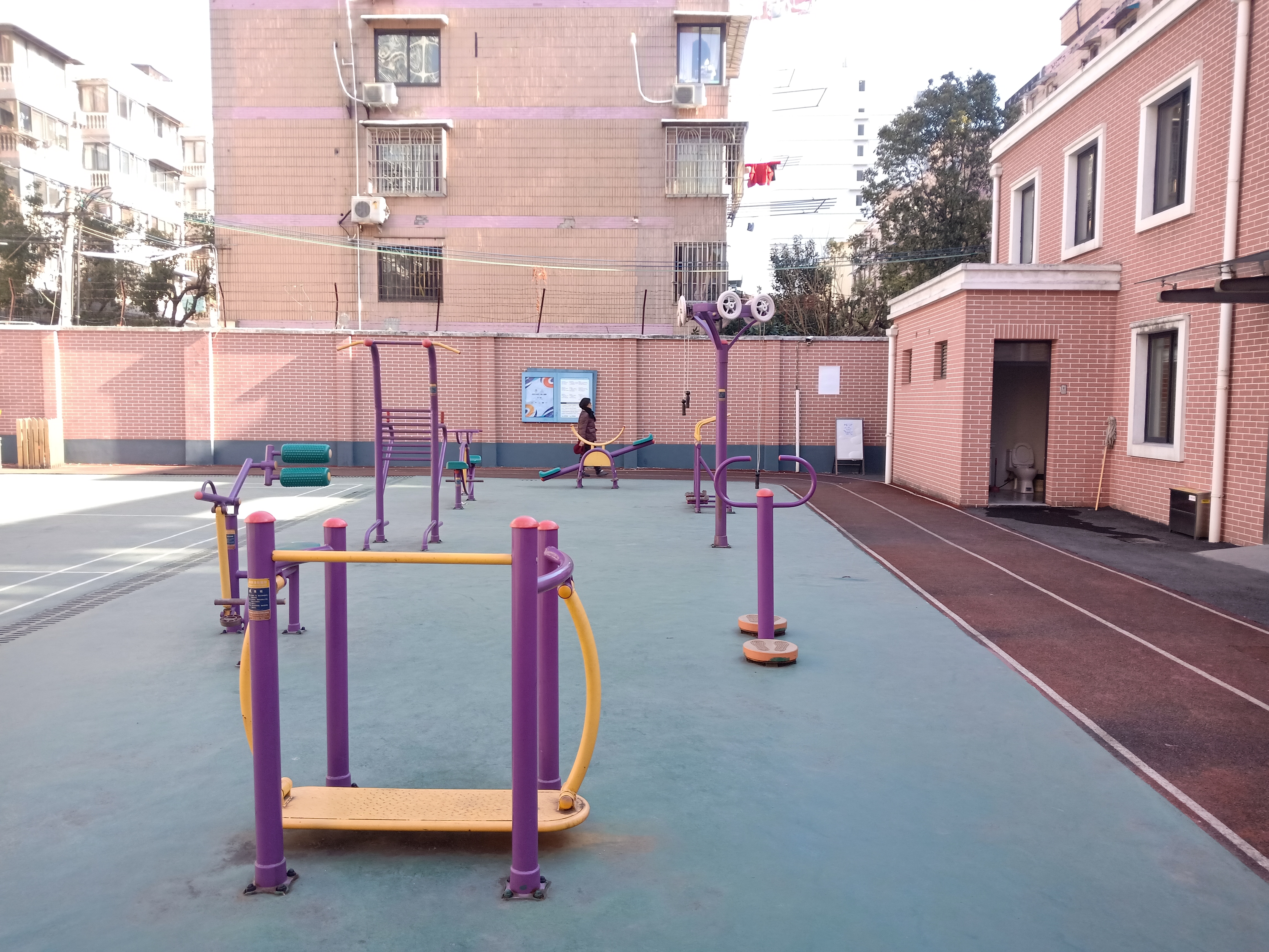 靜安區(qū)共和新路街道805弄居委健身點（中山北路805弄老年服務(wù)中心）